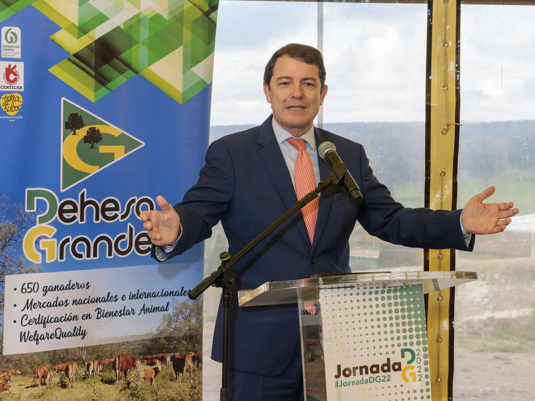 El presidente de la Junta, Alfonso Fernández Mañueco, durante su intervención en Dehesa Grande, en Salamanca, este jueves.