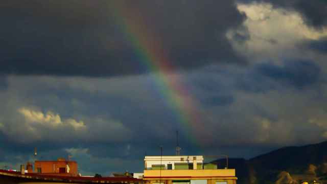 Imagen de archivo de arcoíris en el cielo