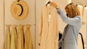 Una dependienta coloca una prenda en el nuevo centro de Inditex con las tiendas de Zara y Stradivarius, en Plaza de España, a 7 de abril de 2022, en Madrid (España).