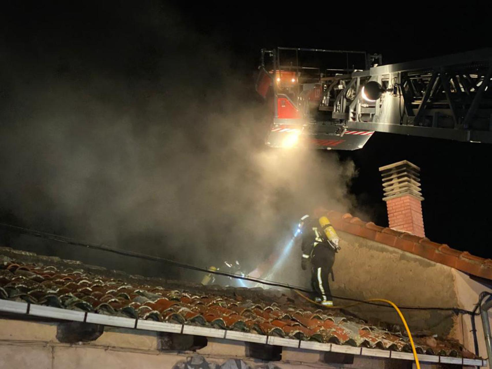 Imagen del servicio de bomberos del Ayuntamiento de León trabajando en el incendio.