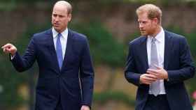 Los príncipes Harry y Guillermo en una imagen en Kensington Palace.