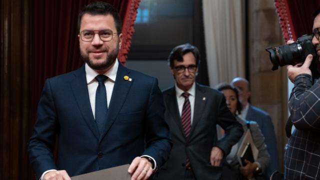 Pere Aragonès y Salvador Illa antes de una reciente sesión de control al Govern en el Parlamento de Cataluña.