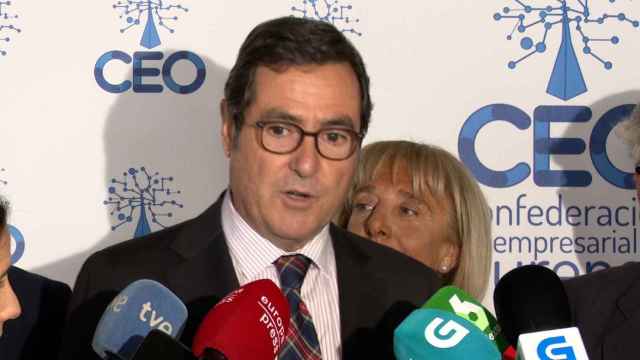 El presidente de la patronal, Antonio Garamendi, en declaraciones a los medios en Ourense