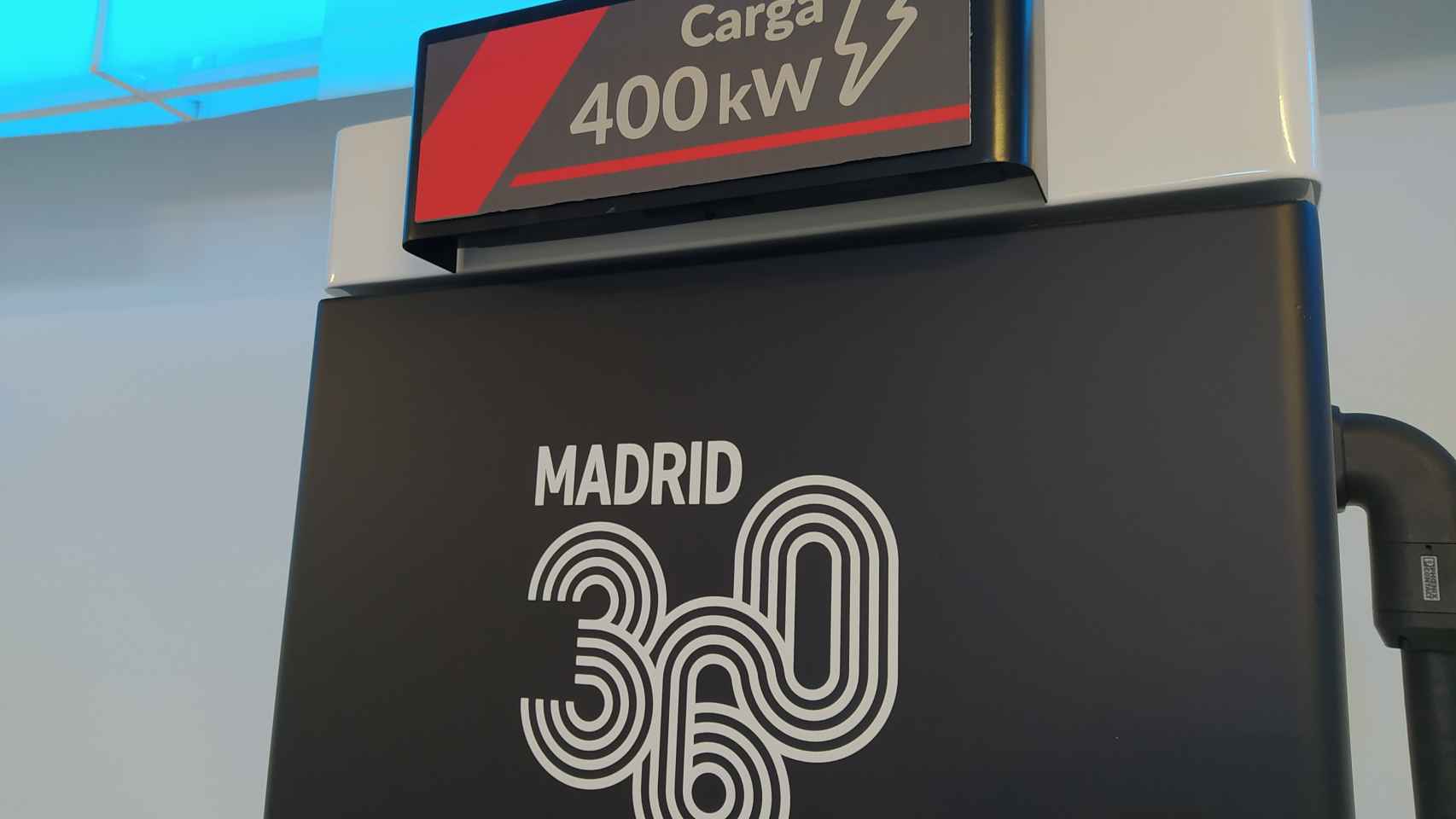 El ‘templo’ de los coches eléctricos; así es la estación de carga más rápida de Madrid y de España