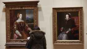 Retratos Emperatriz Isabel de Portugal, de Tiziano y María Tudor, de Antonio Moro, que forman parte de 'El Prado en femenino'.