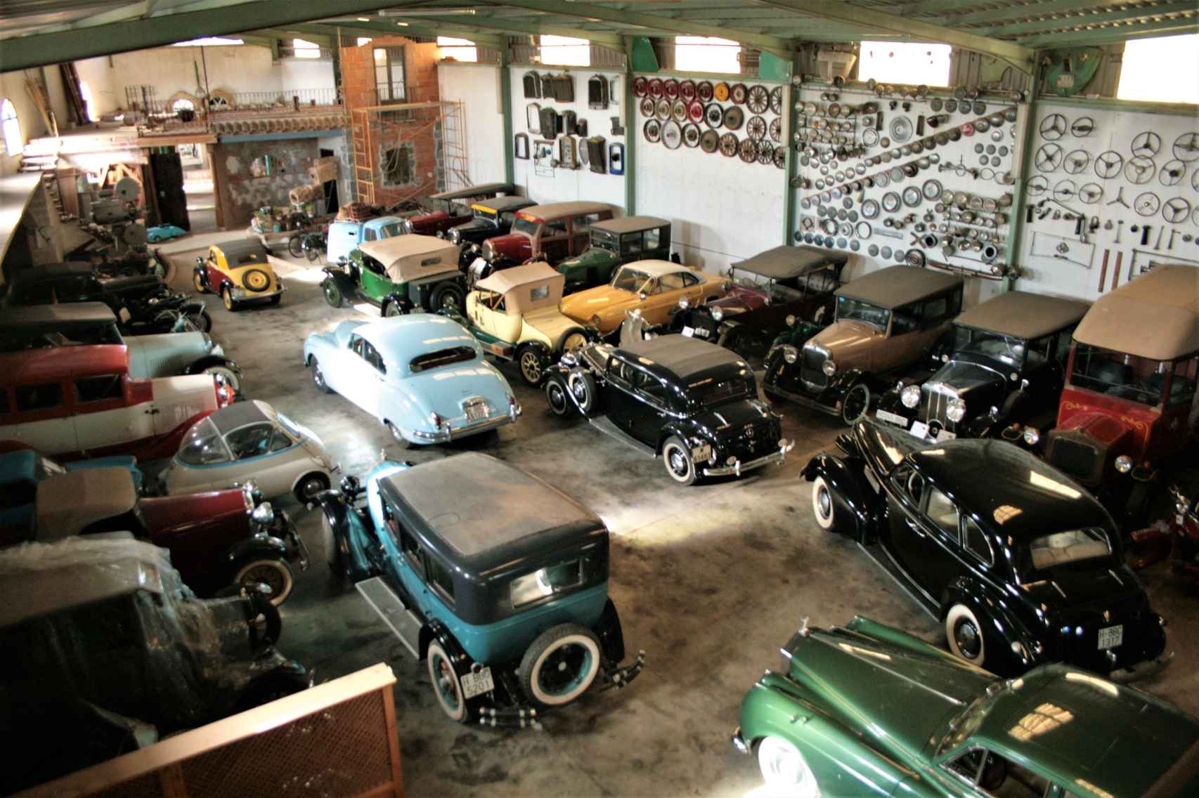 Vista del garaje donde Pepe Moreno expone sus vehículos históricos tras restaurarlos.