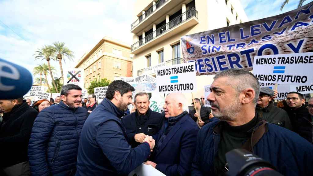 El presidente murciano, Fernando López Miras, este viernes, en la protesta convocada ante la Delegación del Gobierno de Murcia para defender el Trasvase Tajo-Segura.