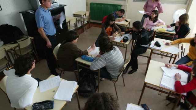 Un profesor imparte docencia en un instituto de Castilla y León.