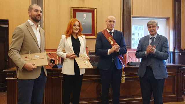 Pablo Álvarez y Sara García con el alcalde de León en la visita al Ayuntamiento