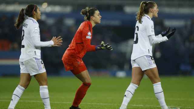 Kenti Robles, Misa Rodríguez y Sandie Toletti, protestando una jugada en el PSG - Real Madrid Femenino