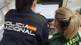 Dos agentes de la Policía Nacional y de la Guardia Civil trabajando conjuntamente.