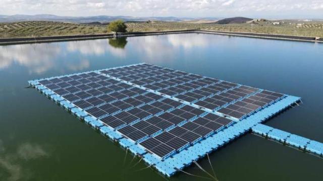Una planta fotovoltaica flotante en Jaén.