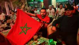 Un joven muestra una bandera de Marruecos durante el partido con Francia en Algeciras, con la bandera de España al fondo.
