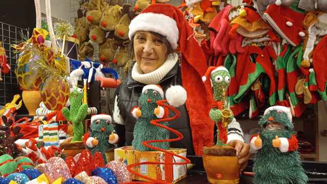 Gemma, una vendedora del mercadillo de Navidad de la Plaza Mayor de Madrid.