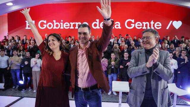 La candidata a la alcaldía de Valencia y vicealcaldesa de Valencia, Sandra Gómez, el presidente del Gobierno de España y secretario general del PSOE, Pedro Sánchez, y el presidente de la Generalitat Valenciana, Ximo Puig.