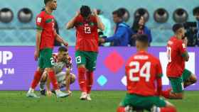 Los jugadores de Marruecos se lamentan de la derrota.