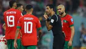 Los jugadores de Marruecos piden explicaciones al colegiado.