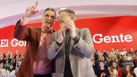 Pedro Sánchez y Ximo Puig, durante el mitin de este sábado en Valencia. Efe / Juan Carlos Cárdenas