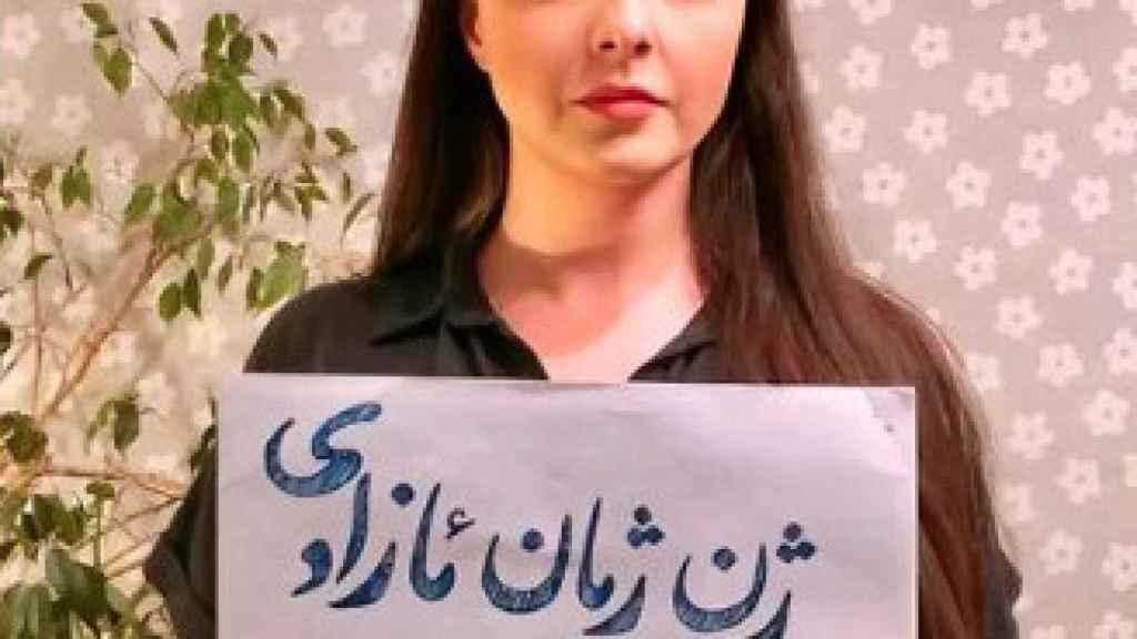 Taraneh Alidoosti posa con una pancarta en sus redes sociales