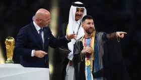 Leo Messi, envuelto en el bisht junto a Gianni Infantino y Tamim bin Hamad al Thani