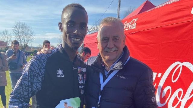 Rodrigue Kwizera junto al alcalde de Venta de Baños, José María López Acero