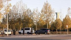 Control de la Guardia Civil a la entrada de la cárcel de Topas