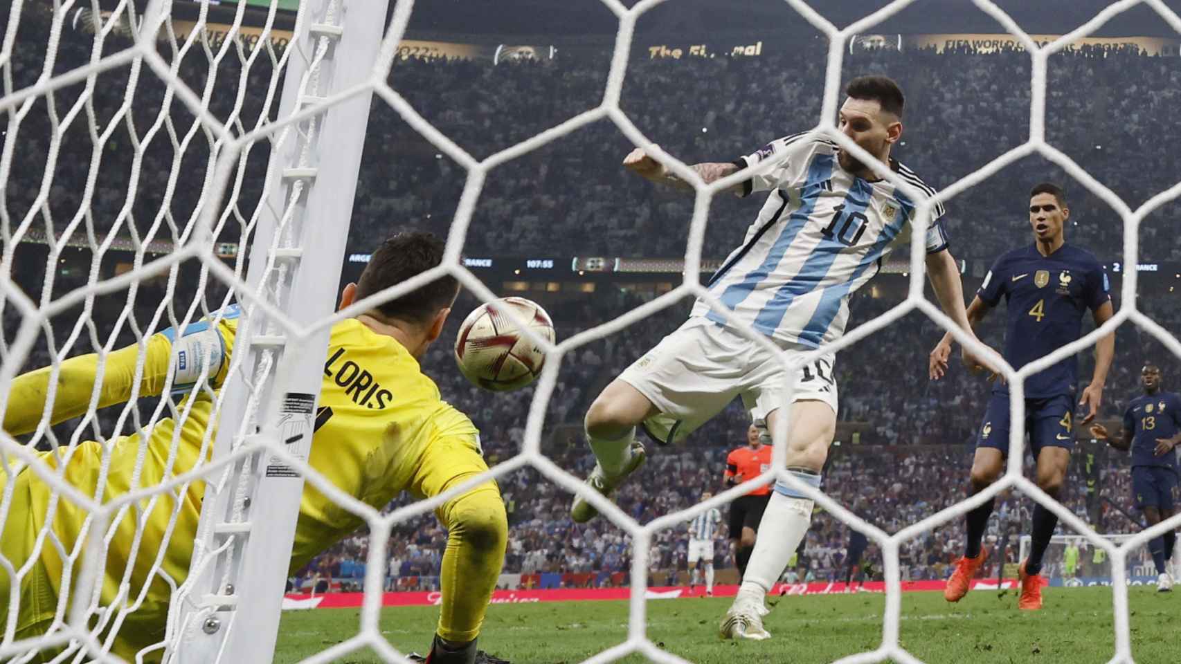 Messi anota el tercer gol.