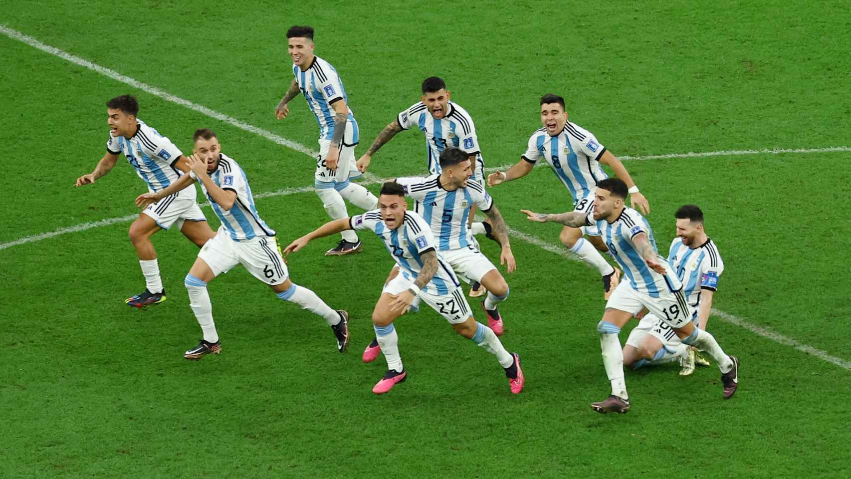 Los futbolistas argentinos corren a celebrar la victoria.