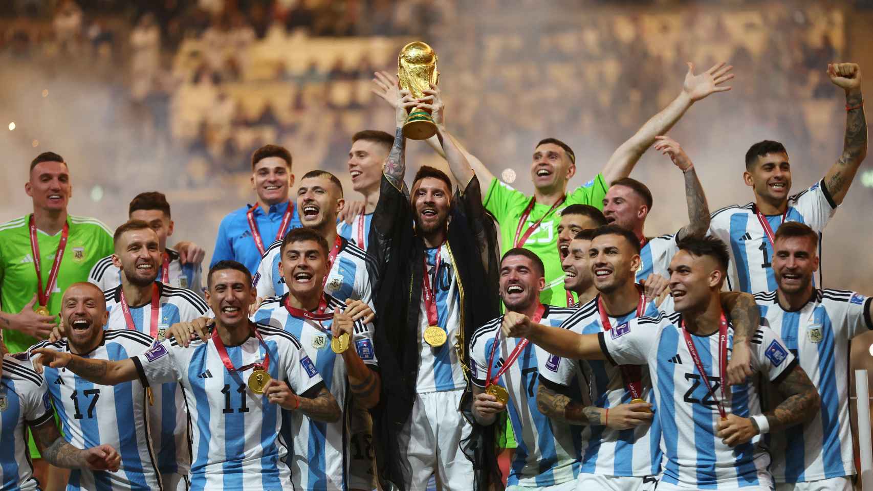 Leo Messi, rodeado de sus compañeros, en plena celebración
