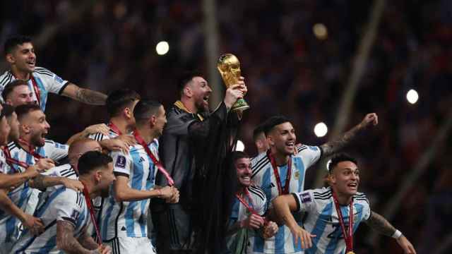 Leo Messi levanta la Copa del Mundo envuelto en el bisht.