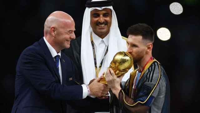 Gianni Infantino, el emir Tamim bin Hamad Al Thani y Leo Messi con la Copa del Mundo