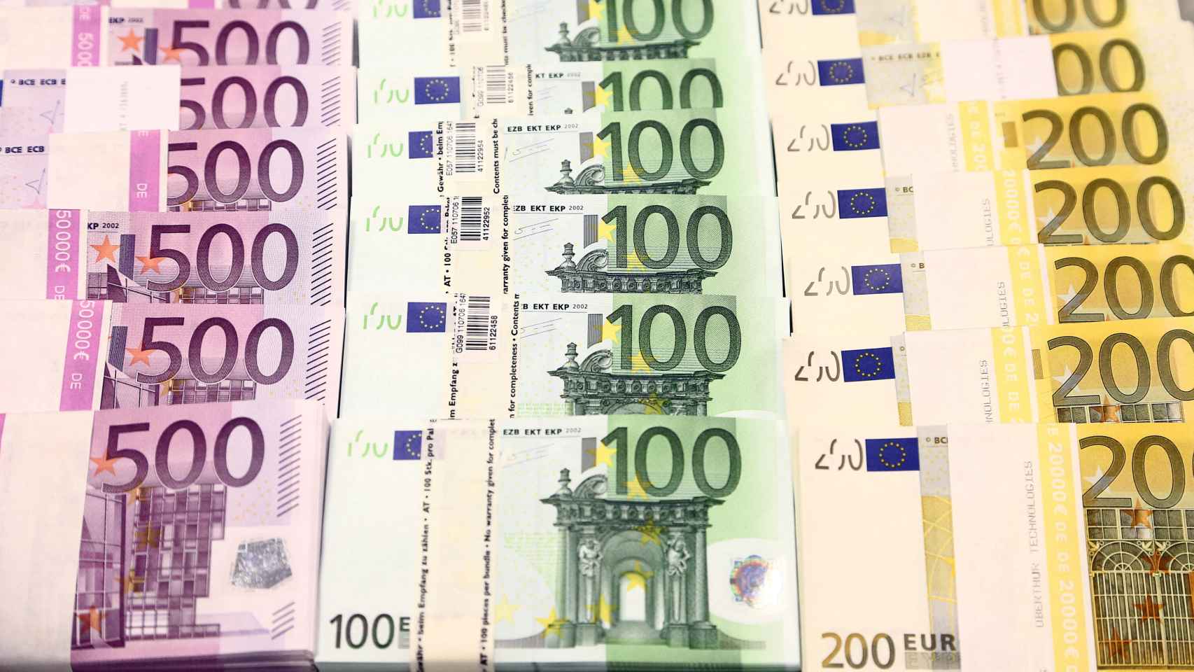 Diferentes billetes de euro.