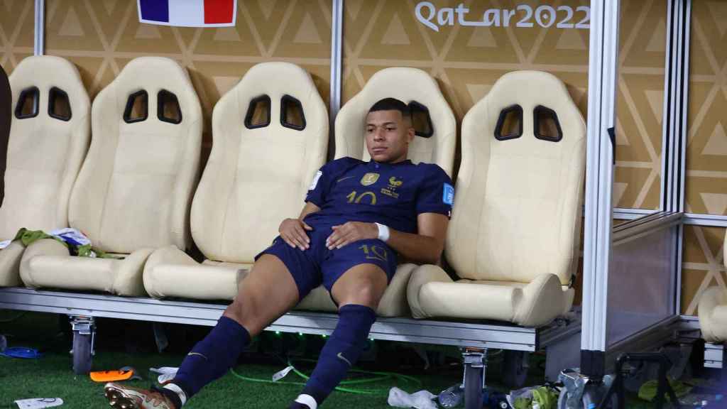 Kylian Mbappé, abatido en el banquillo de Francia tras la final del Mundial