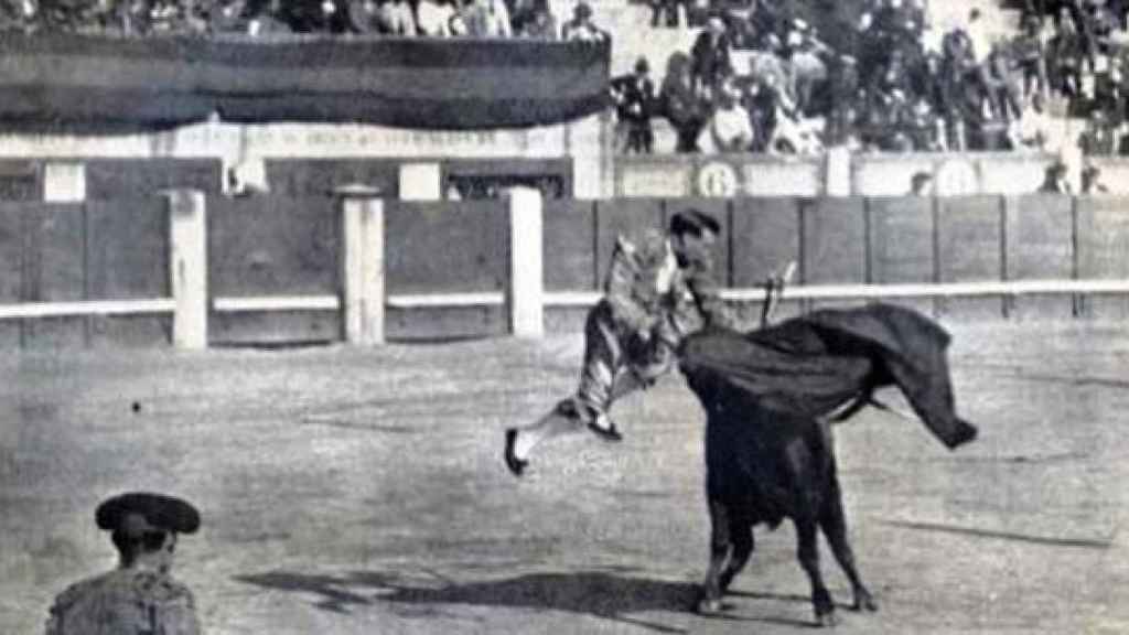 Cogida en la plaza de toros de Madrid en 1916. (Mundo Gráfico)
