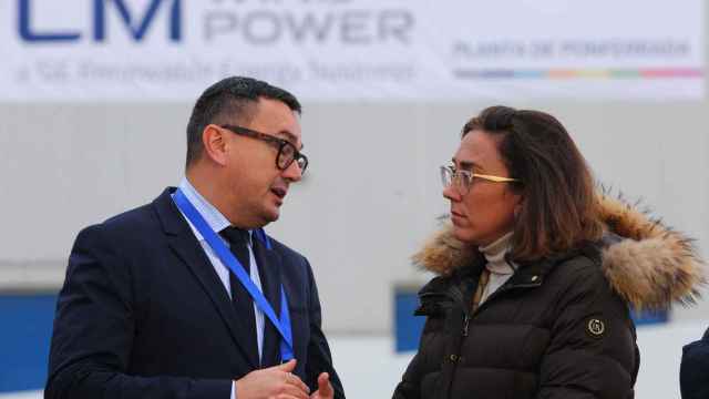 La consejera de Movilidad y Transformación Digital, María González Corral; junto al director de la empresa LM Wind Power Ponferrada, Jorge López, durante su visita a las instalaciones de la factoría