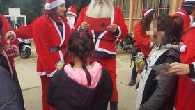 El Papá Noel motero en su visita a la residencia de menores Juan Pablo II, dependiente de la Diputación de Segovia.