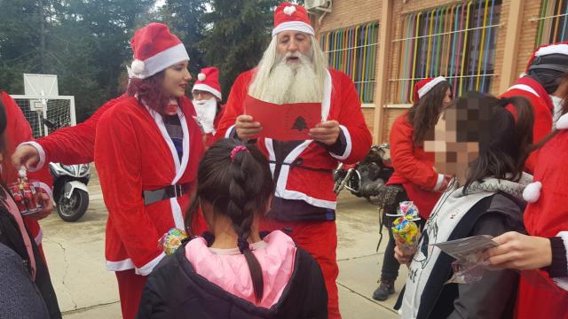 El Papá Noel motero en su visita a la residencia de menores Juan Pablo II, dependiente de la Diputación de Segovia.