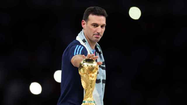 Lionel Scaloni, seleccionador de Argentina, con la Copa del Mundo