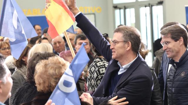 El presidente del PP, Alberto Núñez Feijóo, saluda a los militantes del partido a su llegada a un acto de la formación.