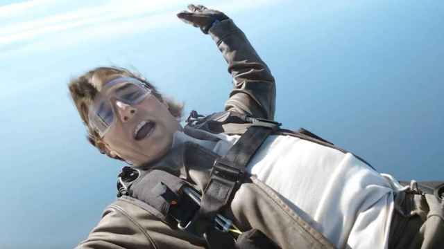 Tom Cruise anuncia el estreno en plataformas de 'Top Gun: Maverick' tirándose desde un avión