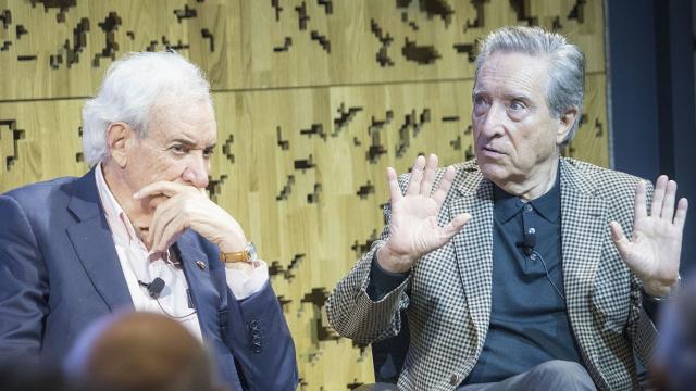 Luis del Olmo e Iñaki Gabilondo en la presentación del pódcast 'Maestros del periodismo', celebrada en CaixaForum Madrid. Foto: Miguel Berrocal / APM