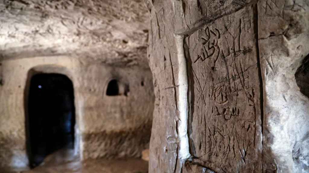 Una de las inscripciones documentadas en las paredes de la cueva.