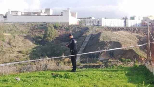 Un agente de la Policía, en la zona donde se ha hallado el cadáver de un niño de ocho años que había desaparecido en un barrio de Ceuta