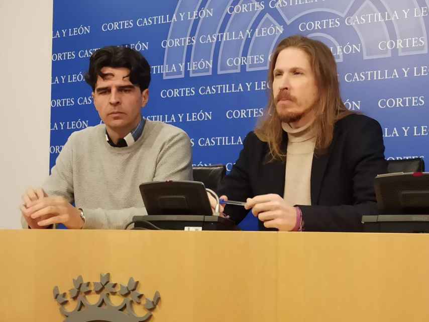 Los dirigentes de Izquierda Unida y Podemos en Castilla y León, Juan Gascón y Pablo Fernández, durante su rueda de prensa de este martes.