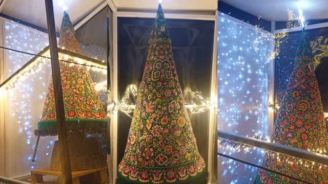 El árbol de Navidad de dos metros cosido por Carmen Rodríguez