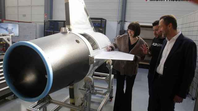 La ministra de Ciencia e Innovación, Diana Morant, visita la sede central de PLD Space para conocer el diseño de los cohetes MIURA 1 y el MIURA