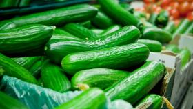 Unos pepinos en el supermercado.