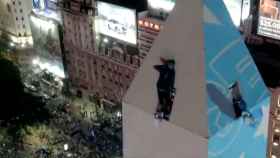 Un argentino se jugó la vida por el Mundial: subió a la punta del Obelisco a 68 metros de altura