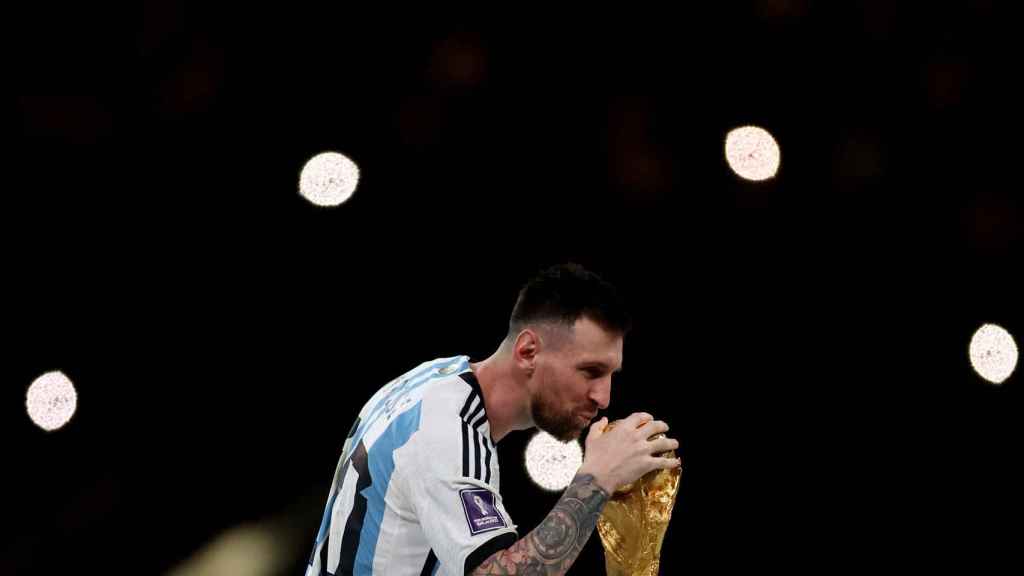 Leo Messi, besando la Copa del Mundo