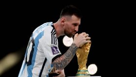 Leo Messi besa la Copa del Mundo